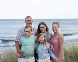 Familjefotografering vid havet i Åhus nära Kristianstad i Skåne