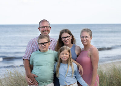 Familjefotografering vid havet i Åhus nära Kristianstad i Skåne