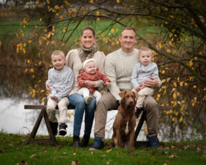 Familjefotografering utomhus under generationsfotografering med 3 barn i november hos familjen i Sösdala utanför Hässleholm