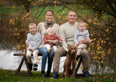 Familjefotografering utomhus under generationsfotografering med 3 barn i november hos familjen i Sösdala utanför Hässleholm