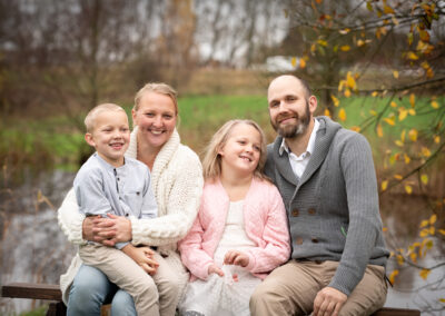 Familjefotografering utomhus med 2 barn i november hos familjen i Sösdala utanför Hässleholm