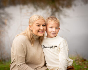 Syskon vid Generationsfotografering på gård utanför Hässleholm nära Lund