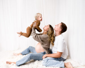 Lifestyle gravidfotografering med syskon i studio i Kristianstad nära Sölvesborg och Bromölla