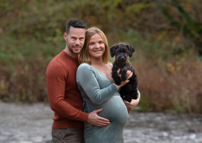Utomhus gravidfotografering med hund i Kristianstad nära Hässleholm
