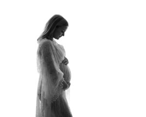 Gravidfotografering Agnes i siluett ned vit bakgrund i studio i Kristianstad nära Lund och Hässleholm