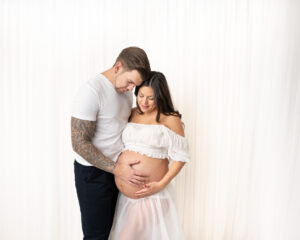 Lifestyle Gravidfotografering Jane och Pierre i studio i Kristianstad nära Österlen
