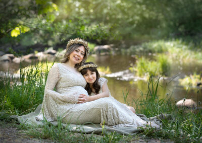 Utomhus Gravidfotografering sommar mamma och dotter vid vatten i Kristianstad Skåne nära Lund