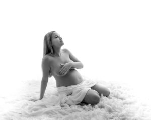 Hudnära Gravidfotografering med draperat tyg i studio i Kristianstad Skåne