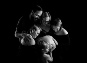 Hudnära gravidfotografering med syskon i Kristianstad i närheten av Lund och Hässleholm