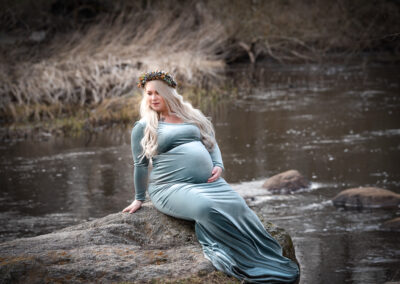 Utomhus Gravidfotografering vid en å i lånad klänning och krans i Kristianstad nära Hässleholm och Hörby