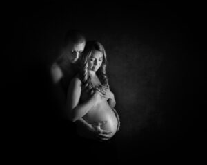 Hudnära Gravidfotografering i Kristianstad nära Lund och Hörby Caroline med svart bakgrund