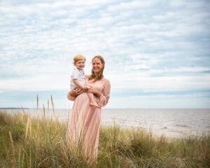 Utomhus gravidfotografering med syskon vid strand i Åhus Kristianstad Skåne