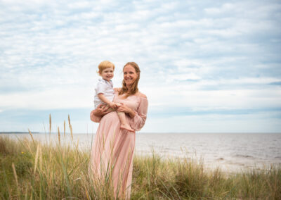 Utomhus gravidfotografering med syskon vid strand i Åhus Kristianstad Skåne