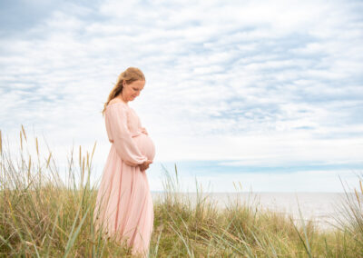 Utomhus Gravidfotografering sommar vid stranden i Åhus Kristianstad nära Lund och Hässleholm
