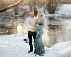 Utomhus Gravidfotografering på vintern Erica i lånad klänning i Kristianstad nära Lund och Hässleholm
