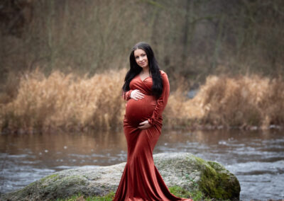 Utomhus gravidfotografering på vintern i lånad klänning i Kristianstad Skåne nära Lund och Hörby