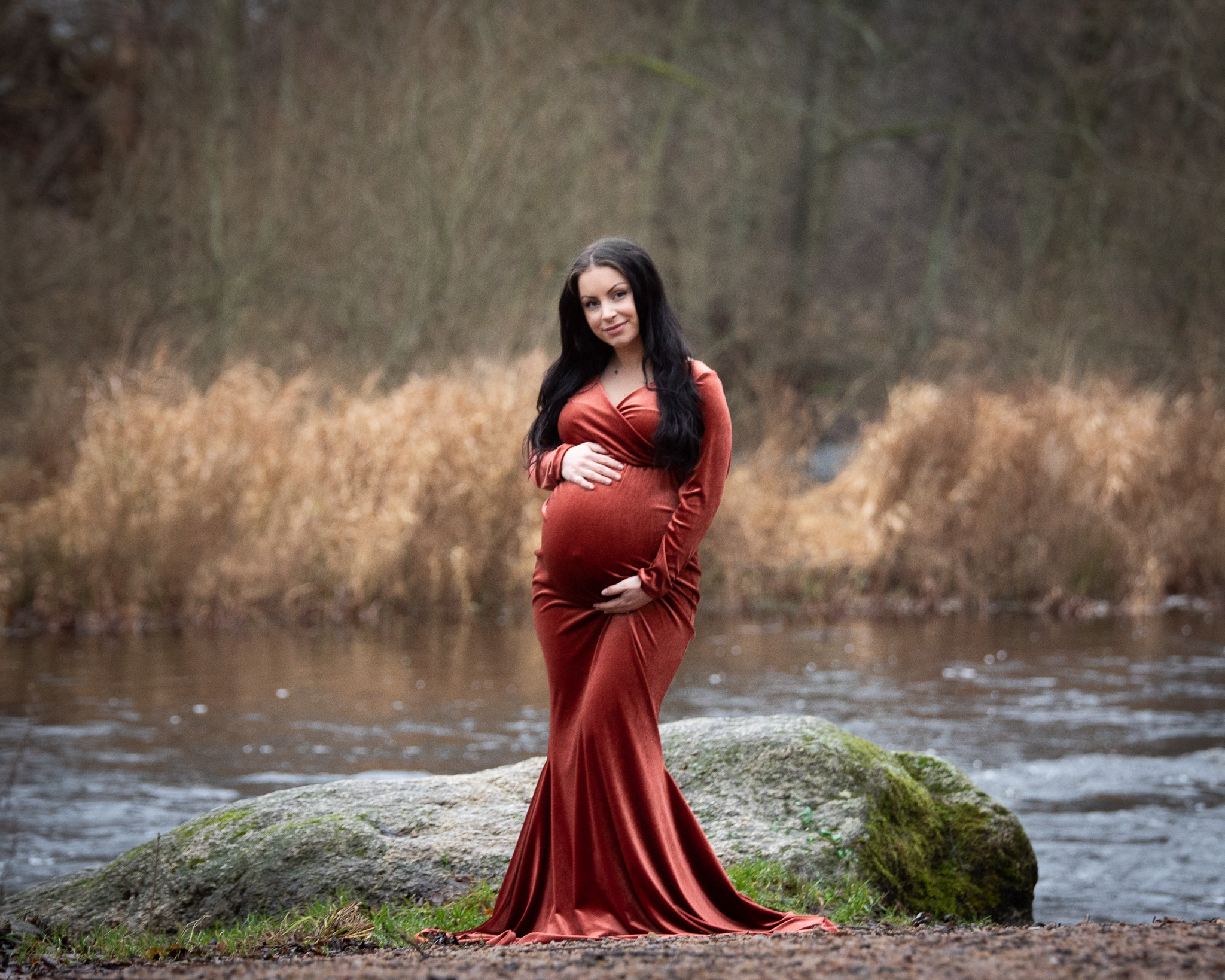 Utomhus gravidfotografering på vintern i lånad klänning i Kristianstad Skåne nära Lund och Hörby