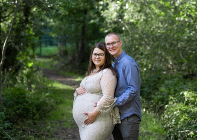 Utomhus gravidfotografering sommar med partner i Kristianstad nära Bromölla och Sölvesborg