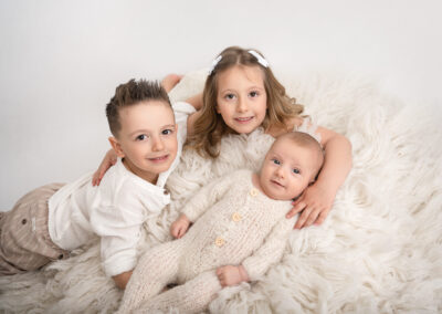 Bebisfotografering med 2 månaders pojke och syskon i studion i Kristianstad nära Hässleholm