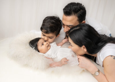 Bebisfotografering 2 månaders flicka med familj i studion i Kristianstad Skåne