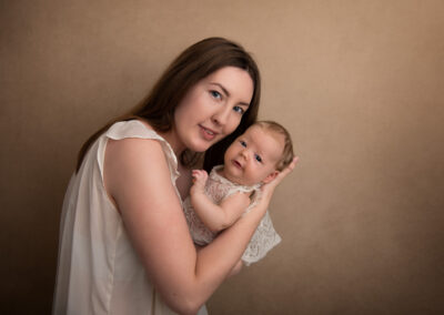Bebisfotografering 2 månaders flicka med mamma i studion i Kristianstad Skåne