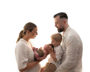 Nyföddfotografering med familj i studion i Kristianstad nära Hässleholm och Sölvesborg