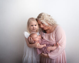 Nyföddfotografering i Kristianstad Nära Sölvesborg med syster och mamma