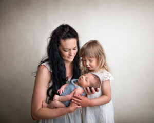 Nyföddfotografering i Kristianstad nära Hässleholm med syster och mamma