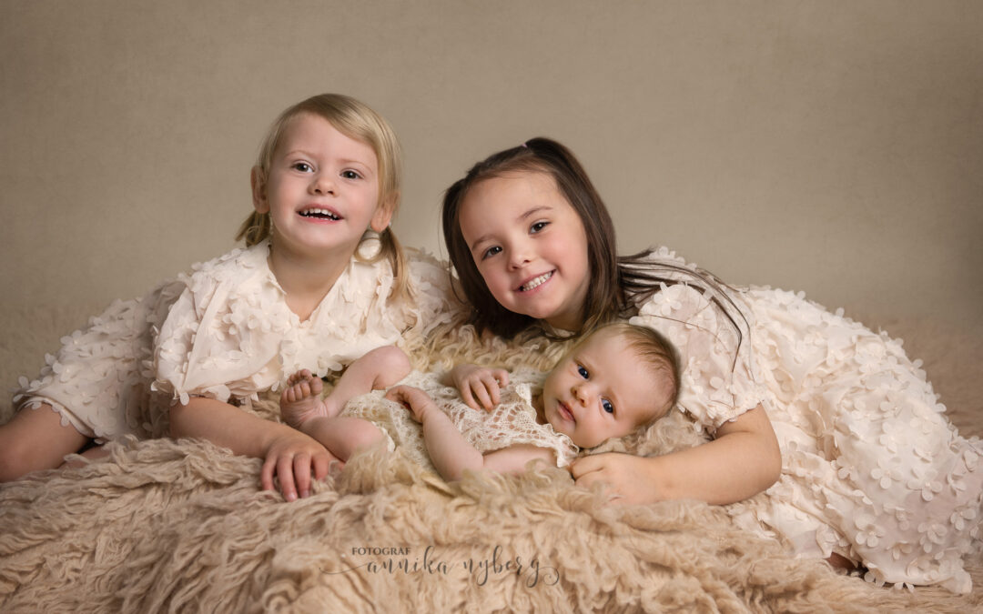 Nyföddfotografering Kristianstad Felicia 18 dagar med systrar