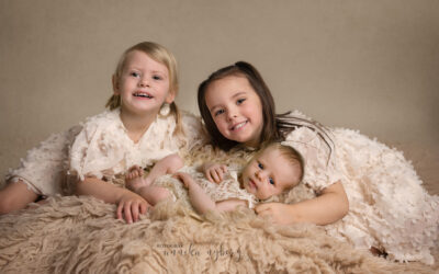 Nyföddfotografering Kristianstad Felicia 18 dagar med systrar