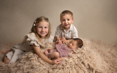 Nyföddfotografering Kristianstad Elma 17 dagar gammal med storasyskon