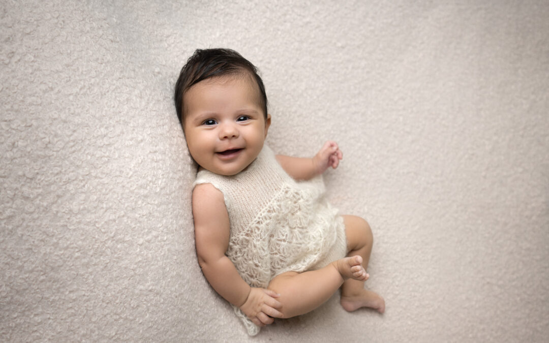 Bebisfotografering Kristianstad Aisha 2 månader med storebror